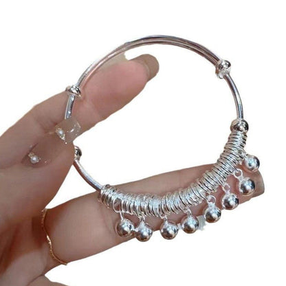 Verstelbare armband met zilveren belletjesbedeltje